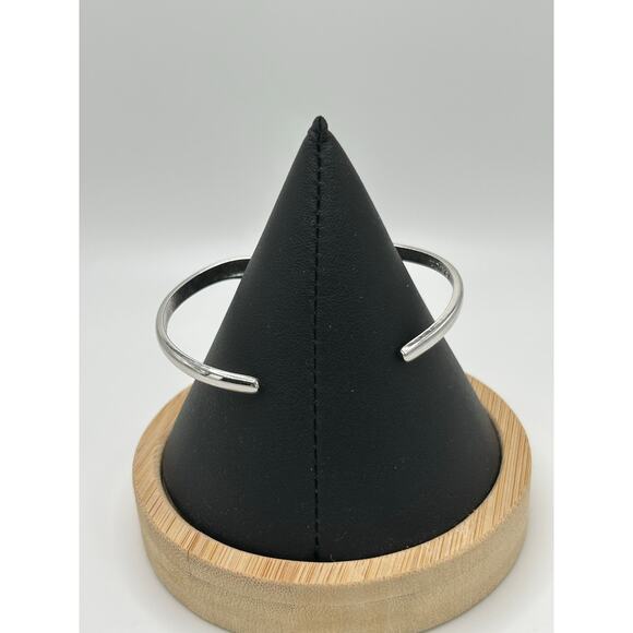 Avon Silver Tone V Bangle - Picture 7 of 7